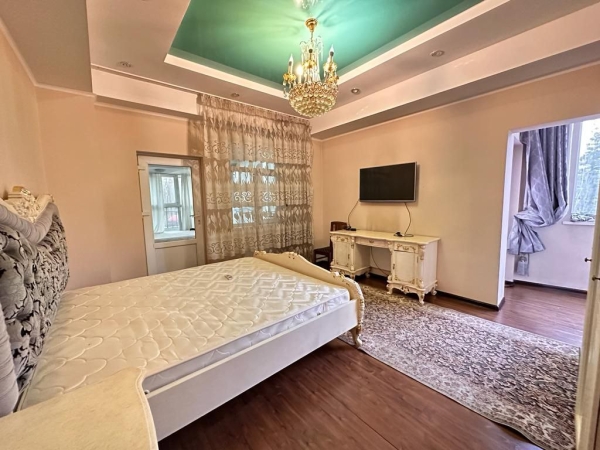 Продаю 3-к квартиру (160 м²) в Бишкеке