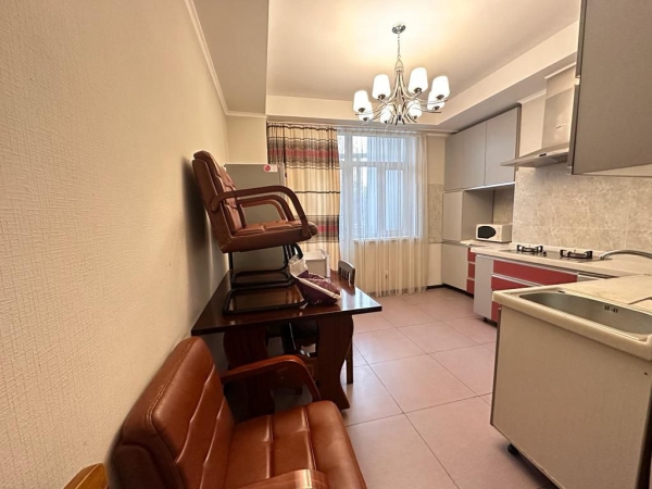 Продаю 3-к квартиру (160 м²) в Бишкеке