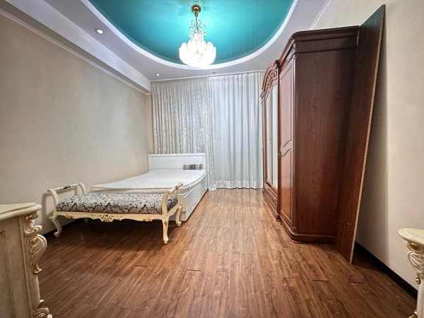 Продаю 3-к квартиру (160 м²) в Бишкеке