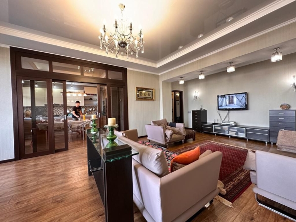 Продаю 4-к квартиру (183 м²) в Бишкеке