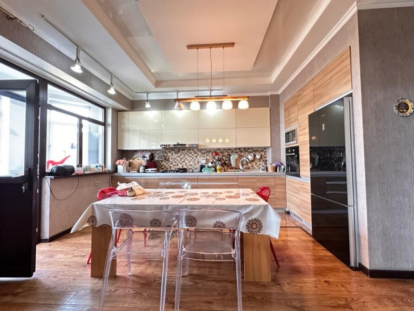 Продаю 4-к квартиру (183 м²) в Бишкеке