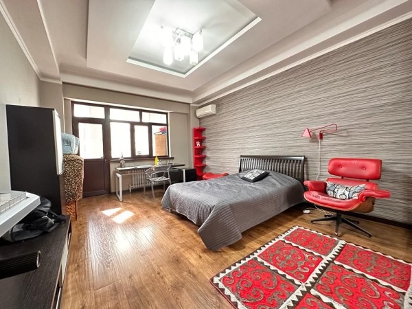 Продаю 4-к квартиру (183 м²) в Бишкеке