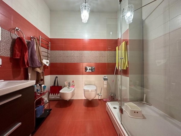 Продаю 4-к квартиру (183 м²) в Бишкеке