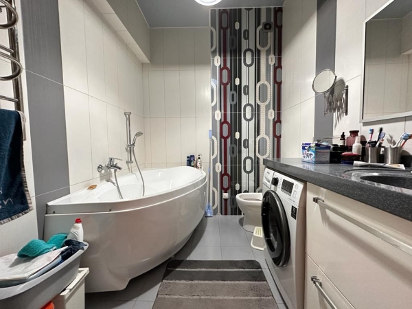 Продаю 4-к квартиру (183 м²) в Бишкеке