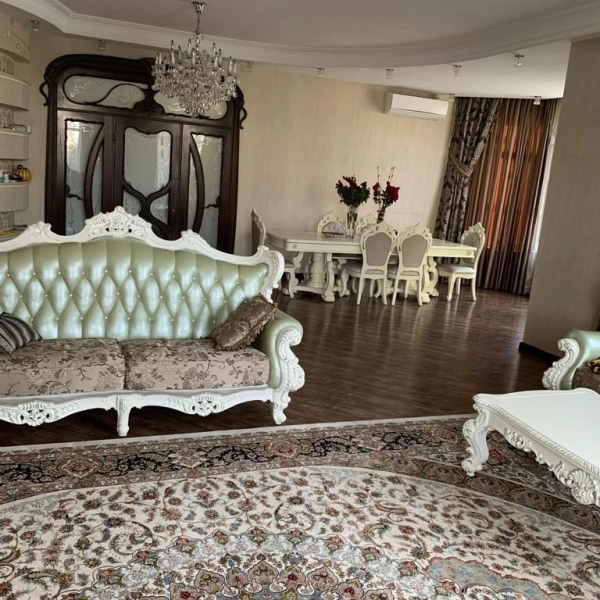 Продаю 12-к дом (1100 м²) в Бишкеке