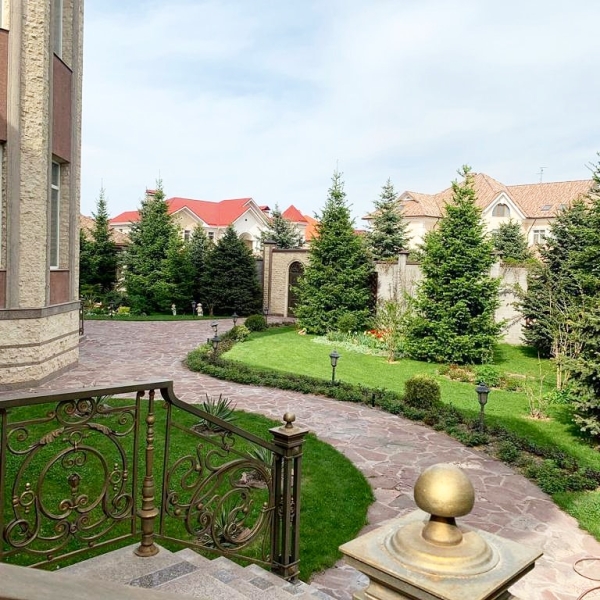Продаю 12-к дом (1100 м²) в Бишкеке