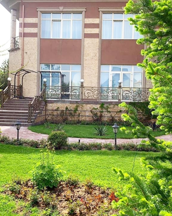 Продаю 12-к дом (1100 м²) в Бишкеке