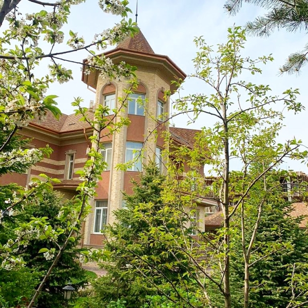 Продаю 12-к дом (1100 м²) в Бишкеке