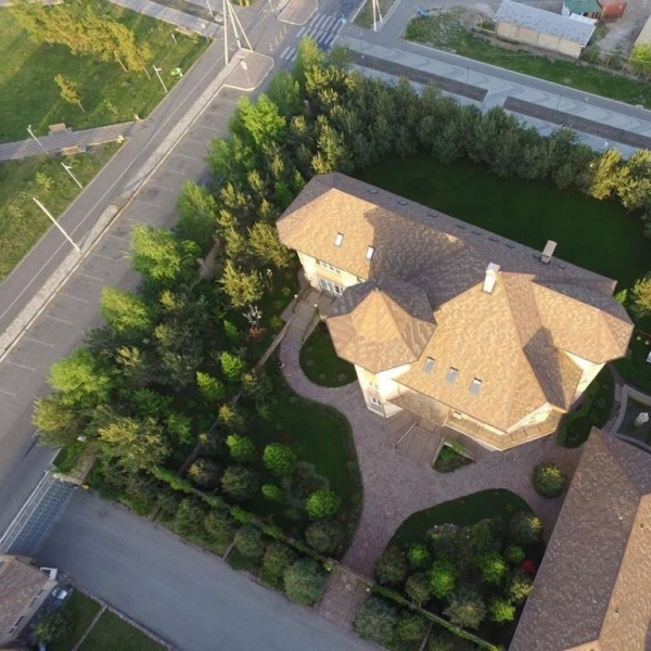 Продаю 12-к дом (1100 м²) в Бишкеке