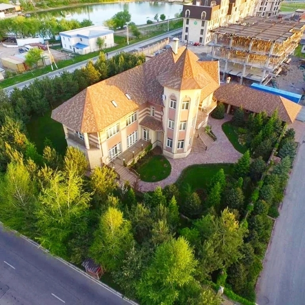 Продаю 12-к дом (1100 м²) в Бишкеке