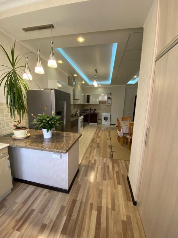 Продаю 4-к квартиру (140 м²) в Бишкеке