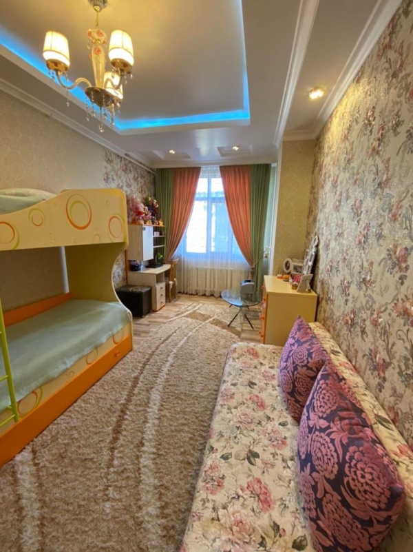 Продаю 4-к квартиру (140 м²) в Бишкеке