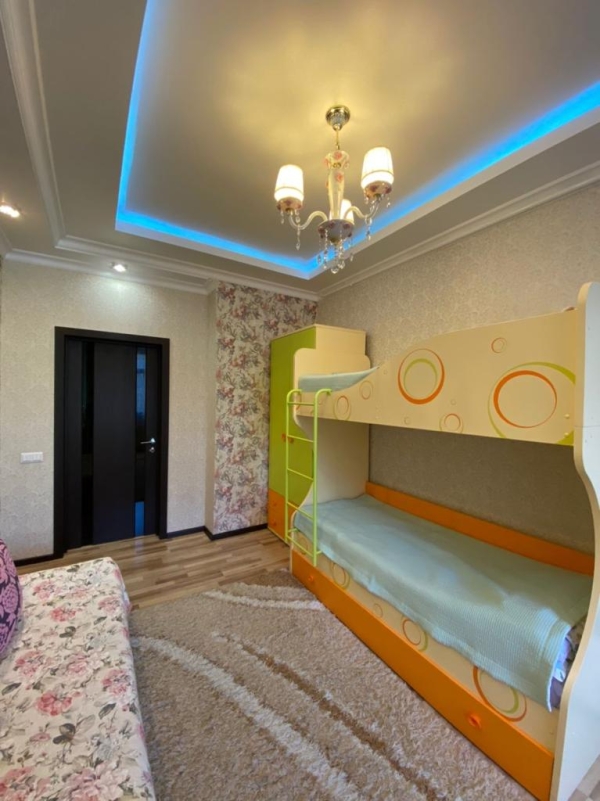 Продаю 4-к квартиру (140 м²) в Бишкеке