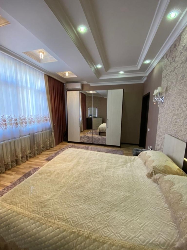 Продаю 4-к квартиру (140 м²) в Бишкеке