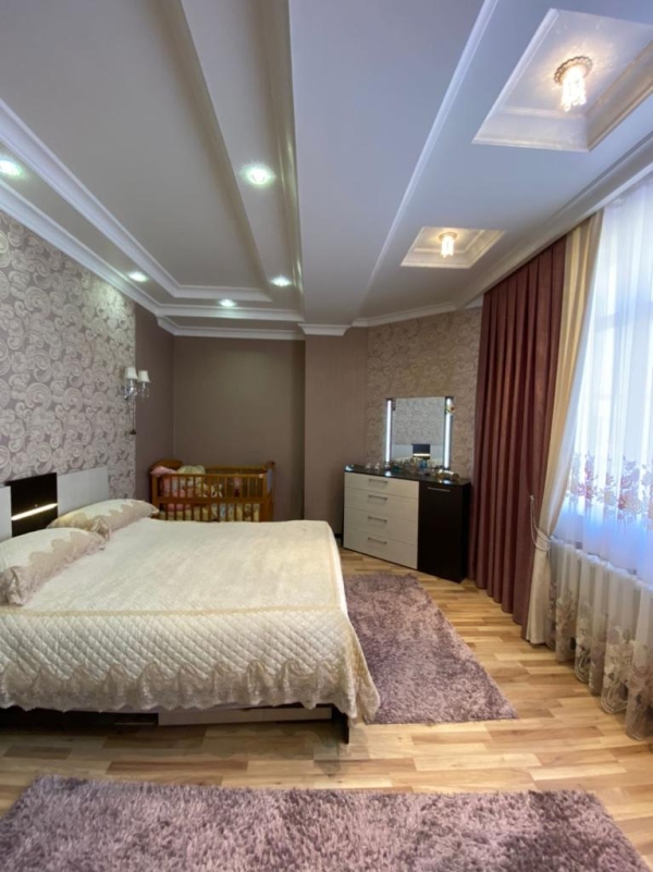 Продаю 4-к квартиру (140 м²) в Бишкеке