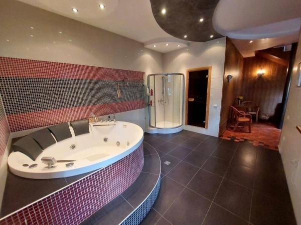 Продаю 6-к дом (370 м²) в Бишкеке
