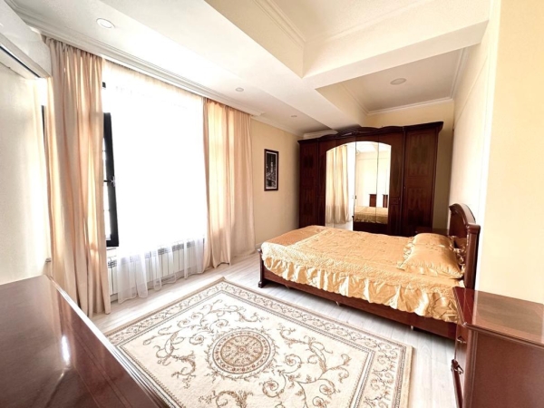 Продаю 3-к квартиру (135 м²) в Бишкеке