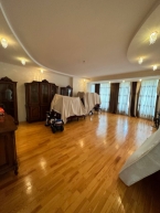 Продаю 4-к квартиру (210 м²) в Бишкеке