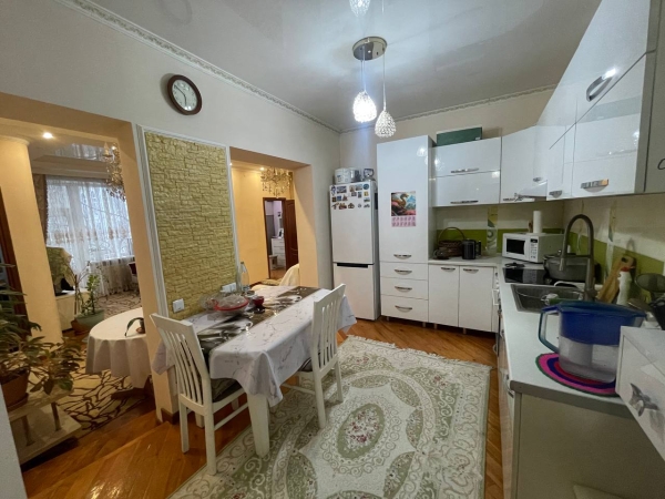 Продаю 4-к квартиру (90 м²) в Бишкеке