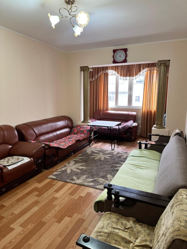 Продаю 3-к квартиру (63 м²) в Бишкеке
