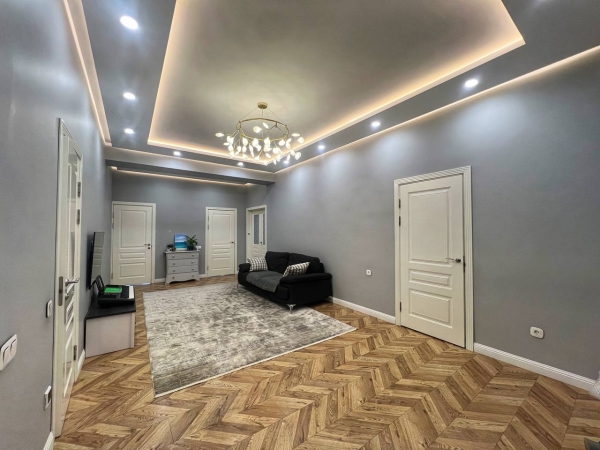 Продаю 4-к квартиру (165 м²) в Бишкеке