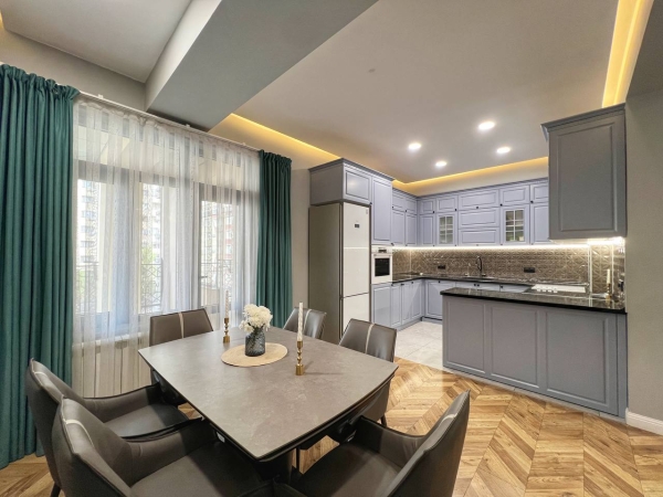 Продаю 4-к квартиру (165 м²) в Бишкеке