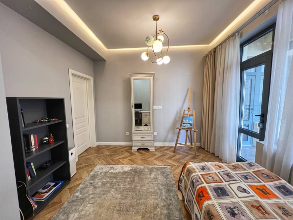 Продаю 4-к квартиру (165 м²) в Бишкеке