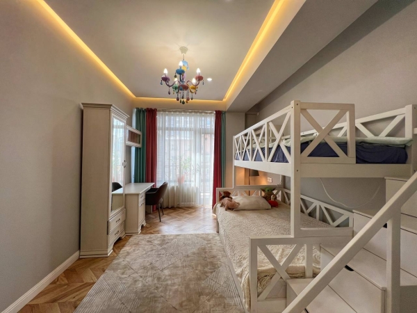 Продаю 4-к квартиру (165 м²) в Бишкеке