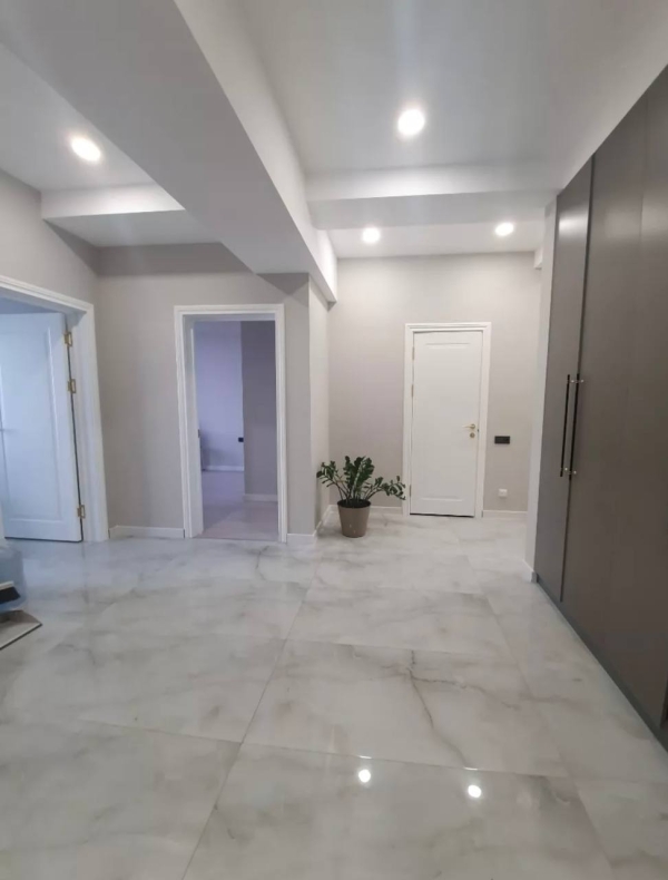 Продаю 3-к квартиру (98 м²) в Бишкеке
