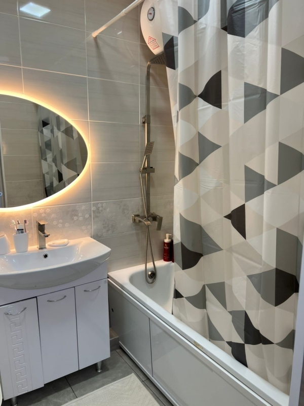 Продаю 3-к квартиру (107 м²) в Бишкеке