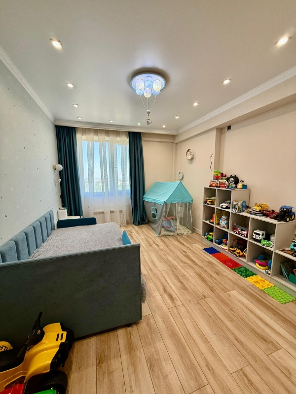 Продаю 3-к квартиру (102 м²) в Бишкеке