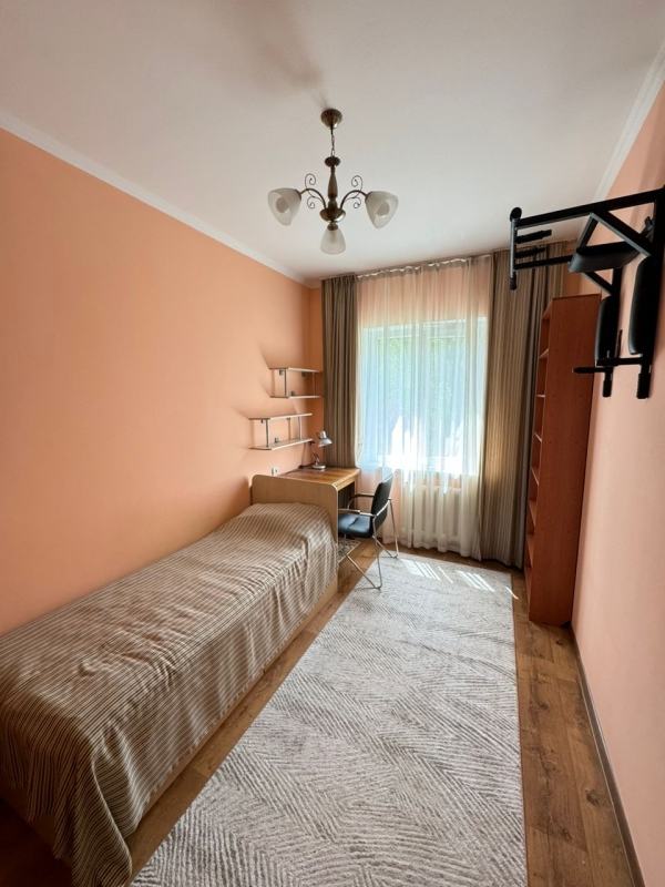 Продаю 4-к квартиру (74 м²) в Бишкеке