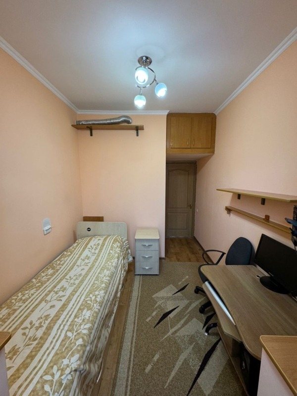 Продаю 4-к квартиру (74 м²) в Бишкеке