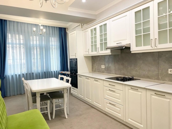 Продаю 3-к квартиру (94 м²) в Бишкеке