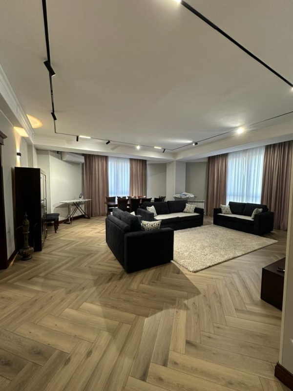 Сдаю 3-к квартиру (145 м²) в Бишкеке
