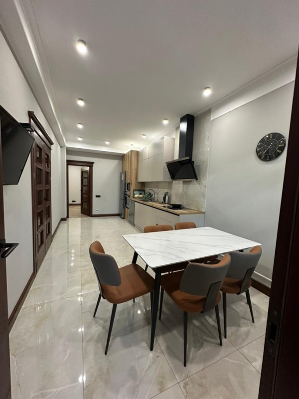 Сдаю 3-к квартиру (145 м²) в Бишкеке